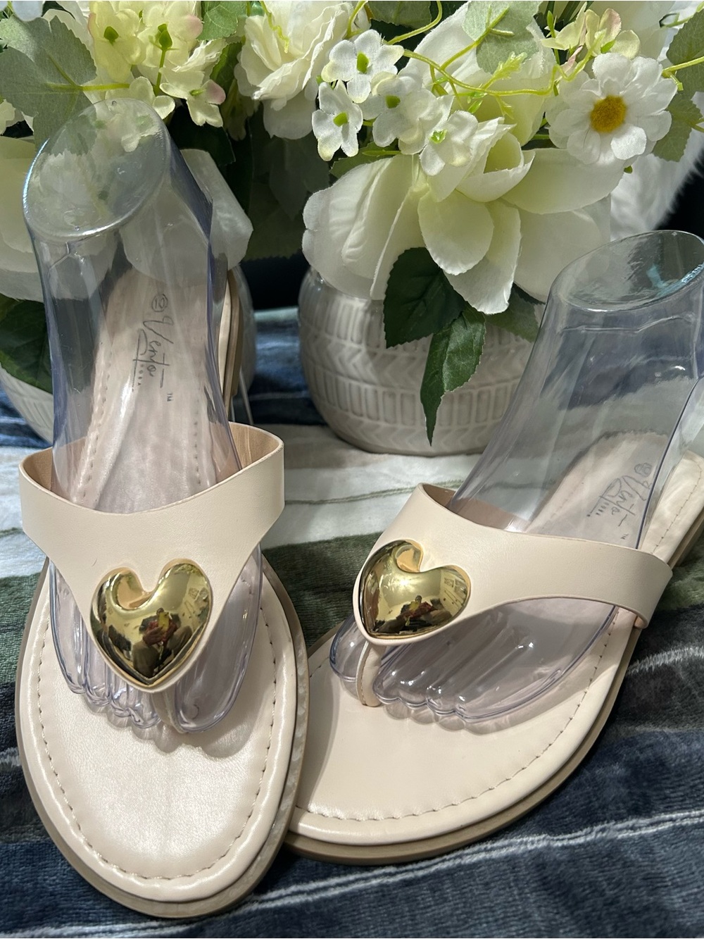 NWOT Vento Rosa Cream Heart-Embellished Thong Sandals for Women Size 10